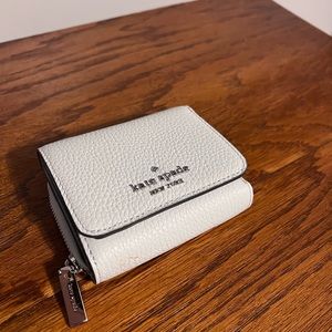 NWOT Kate Spade light gray small wallet